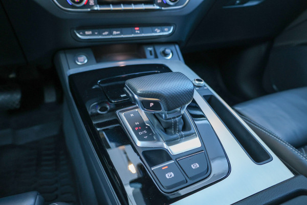 Audi Q5 50 TFSI e S edition | BTW | 21 INCH | LEDER | ELEK.TREKHAAK | SOH 87% | STOELVERWARMING |