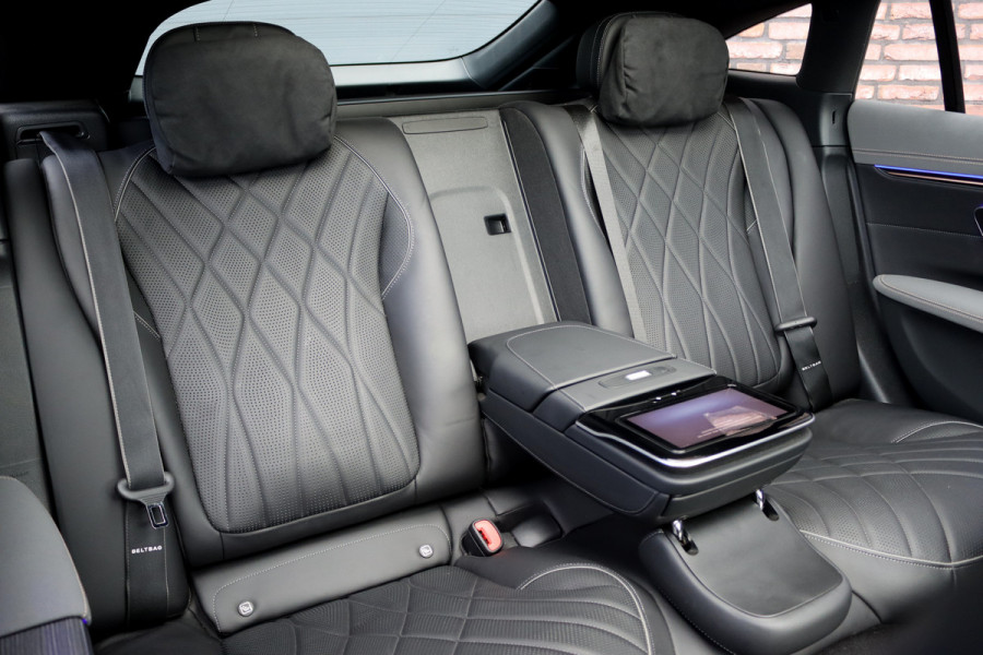Mercedes-Benz EQS 500 4MATIC AMG Line 108 kWh | Luchtvering | Distronic+ | Hyperscreen | Achterasbesturing | Nekverwarming | Stoelventilatie | Massage | MBUX Tablet | Burmester | Vlakkenverwarming |