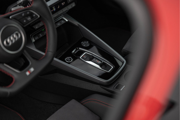 Audi A3 Sportback 45 TFSI e S edition Competition Pano S-stoelen Ambiente ACC