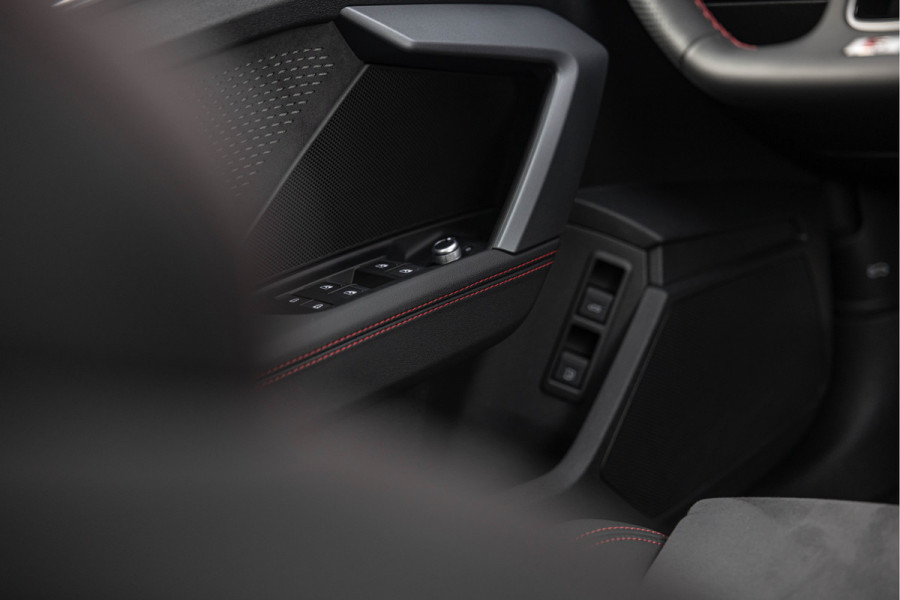 Audi A3 Sportback 45 TFSI e S edition Competition Pano S-stoelen Ambiente ACC