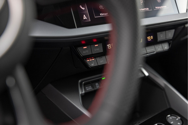 Audi A3 Sportback 45 TFSI e S edition Competition Pano S-stoelen Ambiente ACC