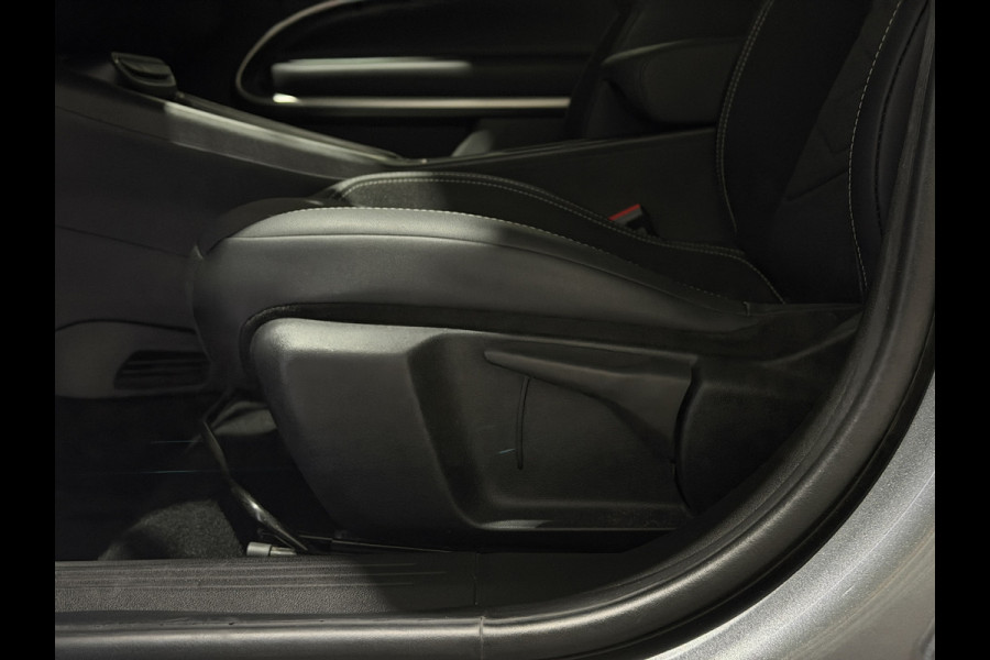 Jeep Avenger Altitude 54 kWh | Warmtepomp | Keyless | Stoelen verwarmd | LED