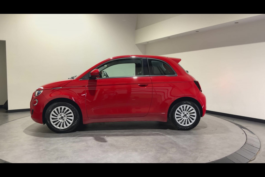 Fiat 500 3+1 42 kWh | Apple CarPlay - Android Auto | Stoelen verwarmd | Dodehoek detectie