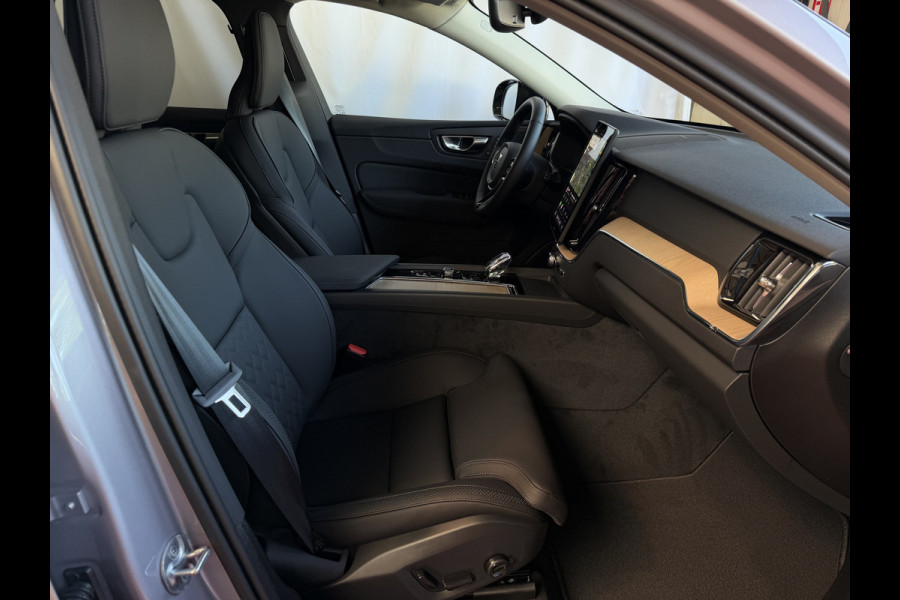 Volvo XC60 2.0 T8 455PK AWD PLUS DARK NIEUWE AUTO HARMAN KARDON 360.CAM STOEL/STUUR VERW LEER vapour grey