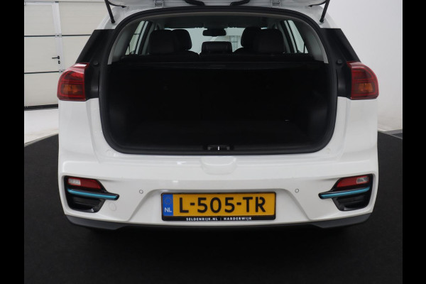 Kia e-Niro ComfortLine 64 kWh | SOH 95.9% | Adaptive cruise | Half Leder | Carplay | Climate control | Camera | Navigatie | Park assist