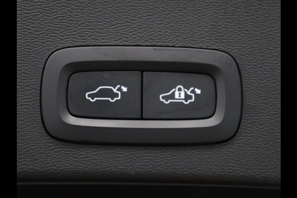 Volvo XC40 1.5 T4 Plug-in hybrid Ultimate Dark | SOH 87,6% | Panoramadak | Trekhaak | Leder | Stuur/stoel verwarming | Harman/kardon | Adaptive cruise | Camera |