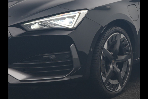 CUPRA Leon Sportstourer 1.4 e-Hybrid VZ PHEV 245pk Dealer O.H | Trekhaak Af Fabriek | Camera | Sfeerverlichting | Sportstoelen & Stuur Verwarmd | Apple Carplay | Keyless | Virtual | Navigatie | DAB | 19"L.M | Cruise Control | Plug In Hybrid |