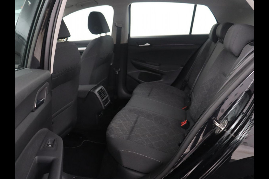Volkswagen Golf 1.0 eTSI Life | Automaat | Navigatie | Trekhaak | Adapt. Cruise | LED |