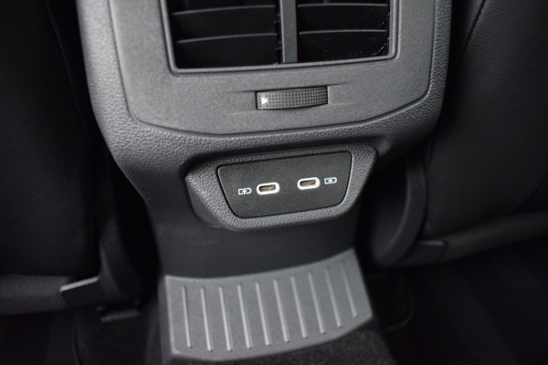 Volkswagen T-Roc 1.5 TSI 150pk DSG R-Line | Panoramadak | Camera | Trekhaak