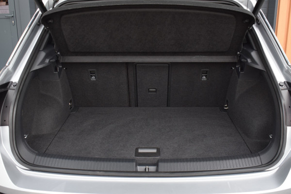 Volkswagen T-Roc 1.5 TSI 150pk DSG R-Line | Panoramadak | Camera | Trekhaak