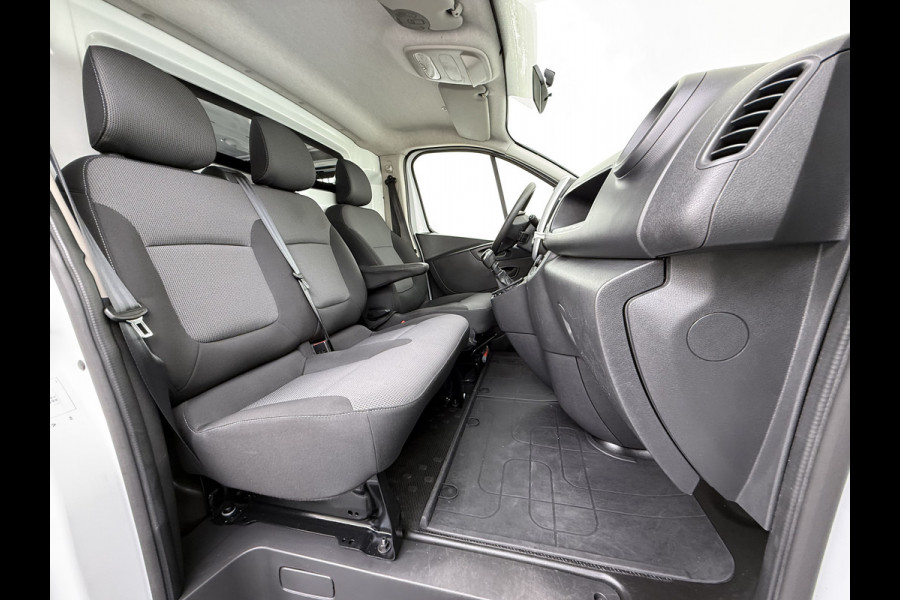 Renault Trafic 2.0DCi 120PK T29 Euro 6 3-Persoons 2X Schuifdeur Trekhaak Navi Airco Bluetooth Cruise Control DAB L1H1 Betonplex vloer Wandbetimmering 2.000KG Trekgewicht 1e Eigenaar Origineel Nederlandse Auto
