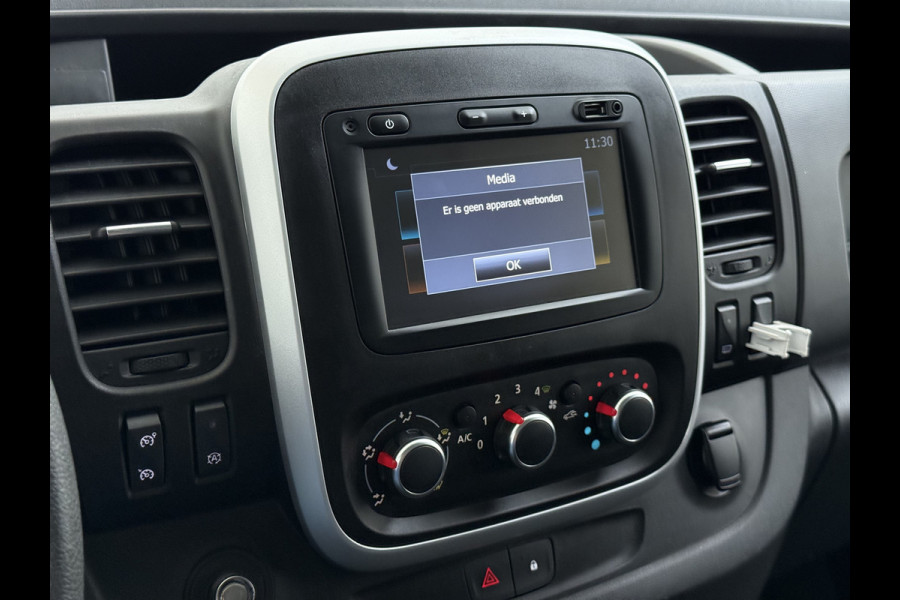 Renault Trafic 2.0DCi 120PK T29 Euro 6 3-Persoons 2X Schuifdeur Trekhaak Navi Airco Bluetooth Cruise Control DAB L1H1 Betonplex vloer Wandbetimmering 2.000KG Trekgewicht 1e Eigenaar Origineel Nederlandse Auto