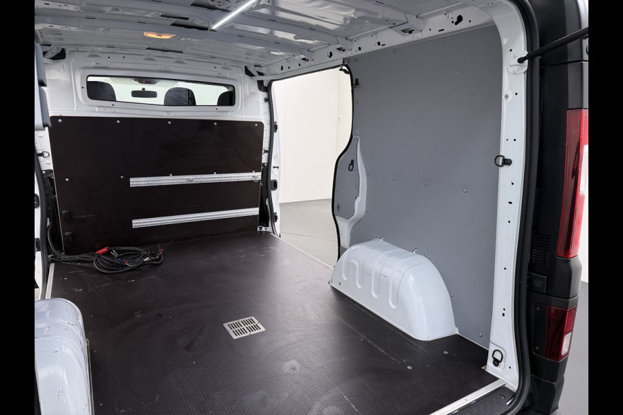 Renault Trafic 2.0DCi 120PK T29 Euro 6 3-Persoons 2X Schuifdeur Trekhaak Navi Airco Bluetooth Cruise Control DAB L1H1 Betonplex vloer Wandbetimmering 2.000KG Trekgewicht 1e Eigenaar Origineel Nederlandse Auto