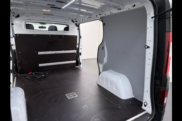 Renault Trafic 2.0DCi 120PK T29 Euro 6 3-Persoons 2X Schuifdeur Trekhaak Navi Airco Bluetooth Cruise Control DAB L1H1 Betonplex vloer Wandbetimmering 2.000KG Trekgewicht 1e Eigenaar Origineel Nederlandse Auto
