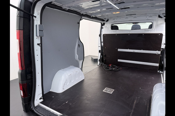 Renault Trafic 2.0DCi 120PK T29 Euro 6 3-Persoons 2X Schuifdeur Trekhaak Navi Airco Bluetooth Cruise Control DAB L1H1 Betonplex vloer Wandbetimmering 2.000KG Trekgewicht 1e Eigenaar Origineel Nederlandse Auto