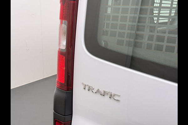 Renault Trafic 2.0DCi 120PK T29 Euro 6 3-Persoons 2X Schuifdeur Trekhaak Navi Airco Bluetooth Cruise Control DAB L1H1 Betonplex vloer Wandbetimmering 2.000KG Trekgewicht 1e Eigenaar Origineel Nederlandse Auto