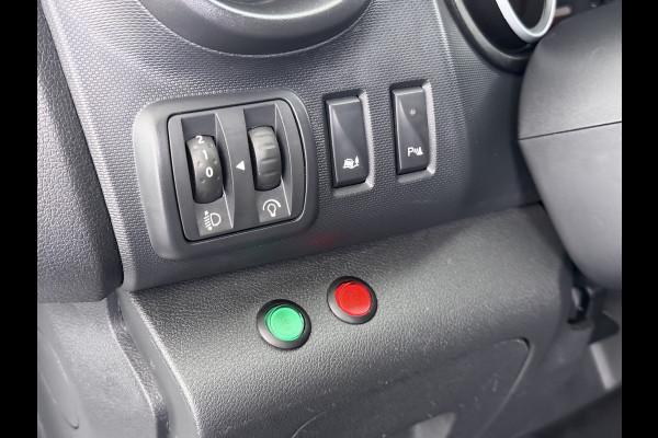 Renault Trafic 2.0DCi 120PK T29 Euro 6 3-Persoons 2X Schuifdeur Trekhaak Navi Airco Bluetooth Cruise Control DAB L1H1 Betonplex vloer Wandbetimmering 2.000KG Trekgewicht 1e Eigenaar Origineel Nederlandse Auto