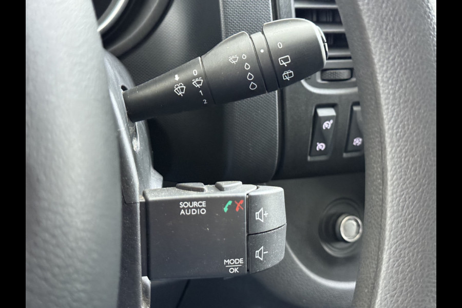 Renault Trafic 2.0DCi 120PK T29 Euro 6 3-Persoons 2X Schuifdeur Trekhaak Navi Airco Bluetooth Cruise Control DAB L1H1 Betonplex vloer Wandbetimmering 2.000KG Trekgewicht 1e Eigenaar Origineel Nederlandse Auto