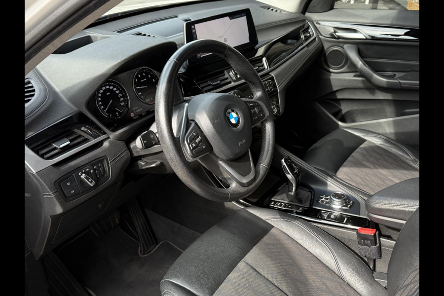 BMW X1 xDrive25i X LINE | PANORAMA | NAVIGATIE PLUS | STOELVERWARMING | CAMERA | HEAD UP |