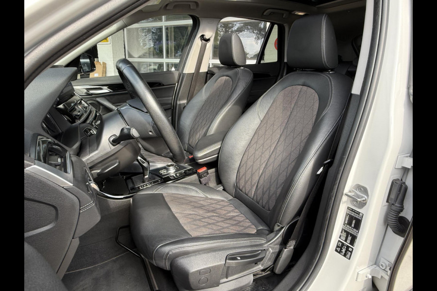 BMW X1 xDrive25i X LINE | PANORAMA | NAVIGATIE PLUS | STOELVERWARMING | CAMERA | HEAD UP |