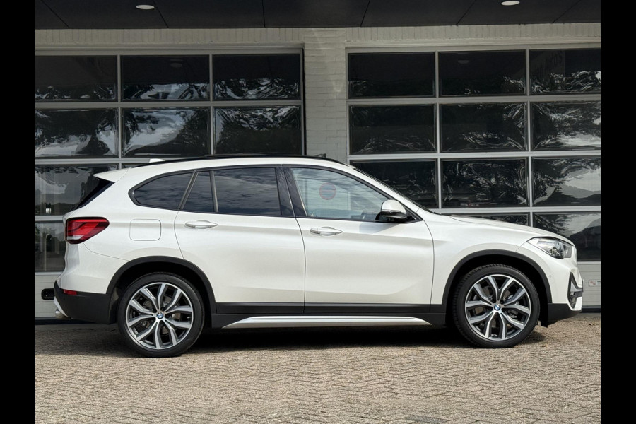 BMW X1 xDrive25i X LINE | PANORAMA | NAVIGATIE PLUS | STOELVERWARMING | CAMERA | HEAD UP |