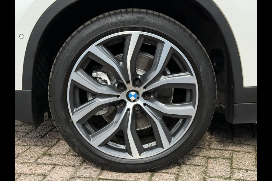 BMW X1 xDrive25i X LINE | PANORAMA | NAVIGATIE PLUS | STOELVERWARMING | CAMERA | HEAD UP |