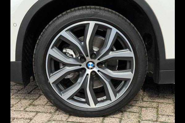 BMW X1 xDrive25i X LINE | PANORAMA | NAVIGATIE PLUS | STOELVERWARMING | CAMERA | HEAD UP |