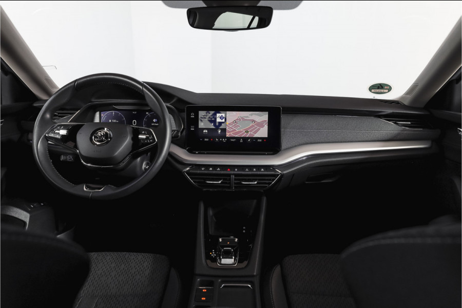 Škoda Octavia Combi 1.4 TSI iV PHEV Business Edition Plus | Org. NL | Afn. Trekhaak | Apple CarPlay | ACC | Navi | Stoel- & Stuurverwarming | PDC V+A | Camera | 18" |