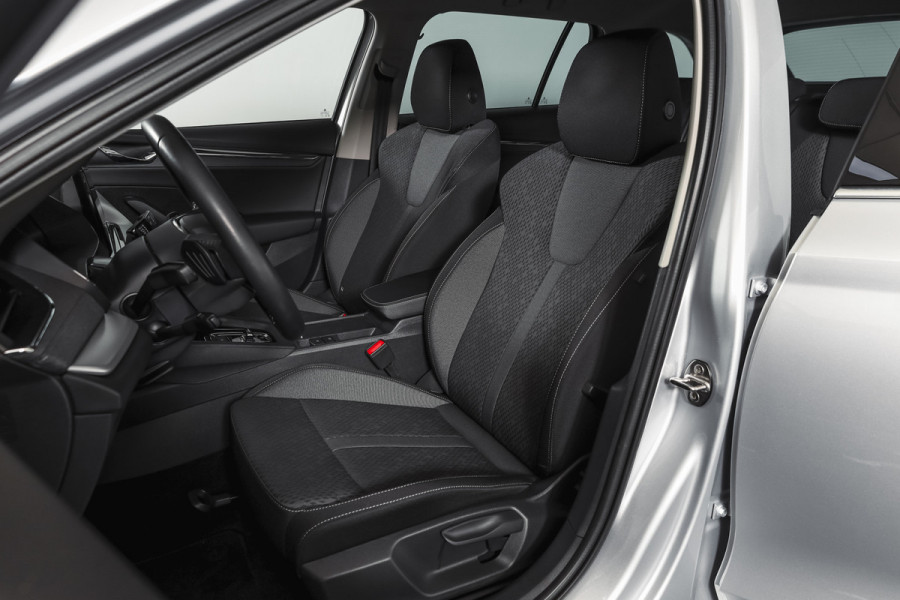 Škoda Octavia Combi 1.4 TSI iV PHEV Business Edition Plus | Org. NL | Afn. Trekhaak | Apple CarPlay | ACC | Navi | Stoel- & Stuurverwarming | PDC V+A | Camera | 18" |