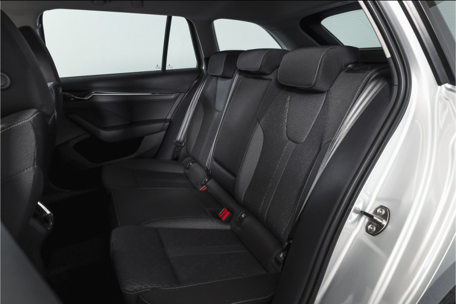 Škoda Octavia Combi 1.4 TSI iV PHEV Business Edition Plus | Org. NL | Afn. Trekhaak | Apple CarPlay | ACC | Navi | Stoel- & Stuurverwarming | PDC V+A | Camera | 18" |