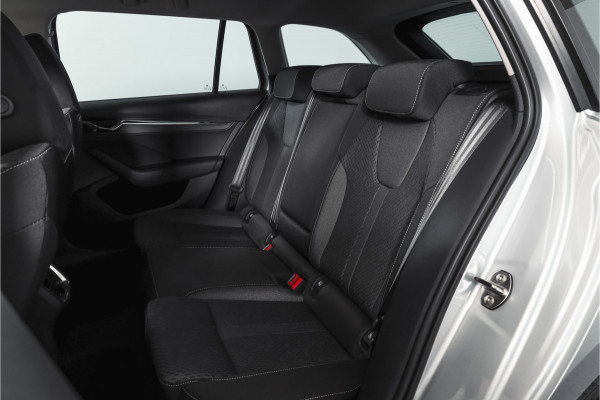 Škoda Octavia Combi 1.4 TSI iV PHEV Business Edition Plus | Org. NL | Afn. Trekhaak | Apple CarPlay | ACC | Navi | Stoel- & Stuurverwarming | PDC V+A | Camera | 18" |