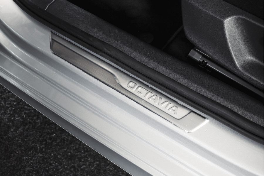 Škoda Octavia Combi 1.4 TSI iV PHEV Business Edition Plus | Org. NL | Afn. Trekhaak | Apple CarPlay | ACC | Navi | Stoel- & Stuurverwarming | PDC V+A | Camera | 18" |