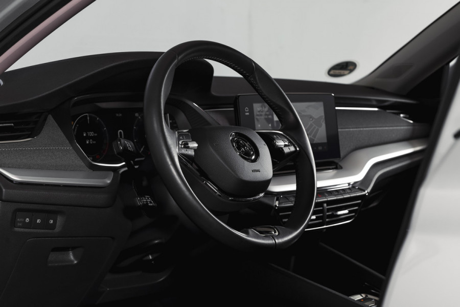 Škoda Octavia Combi 1.4 TSI iV PHEV Business Edition Plus | Org. NL | Afn. Trekhaak | Apple CarPlay | ACC | Navi | Stoel- & Stuurverwarming | PDC V+A | Camera | 18" |