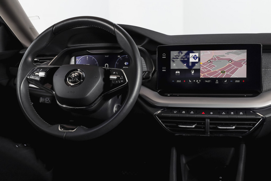 Škoda Octavia Combi 1.4 TSI iV PHEV Business Edition Plus | Org. NL | Afn. Trekhaak | Apple CarPlay | ACC | Navi | Stoel- & Stuurverwarming | PDC V+A | Camera | 18" |