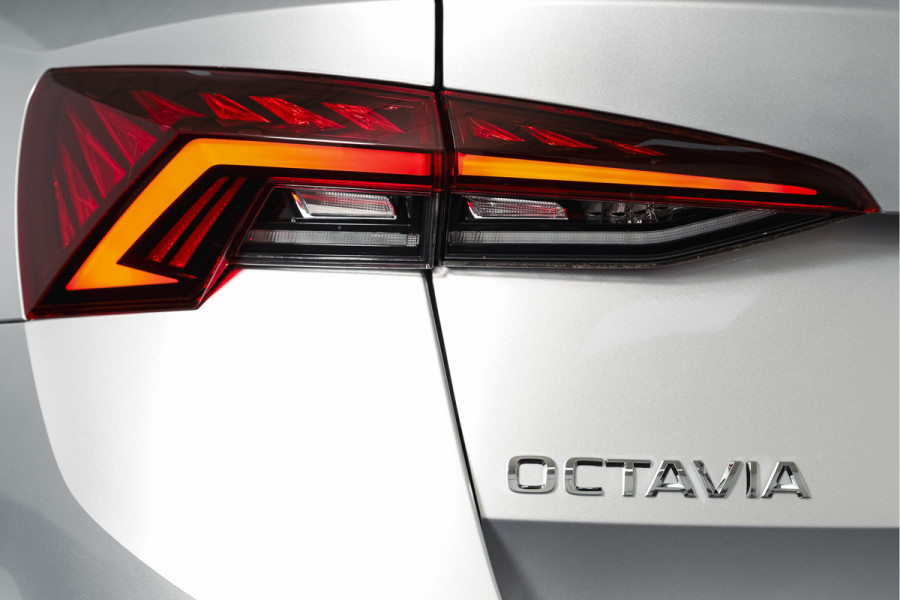 Škoda Octavia Combi 1.4 TSI iV PHEV Business Edition Plus | Org. NL | Afn. Trekhaak | Apple CarPlay | ACC | Navi | Stoel- & Stuurverwarming | PDC V+A | Camera | 18" |