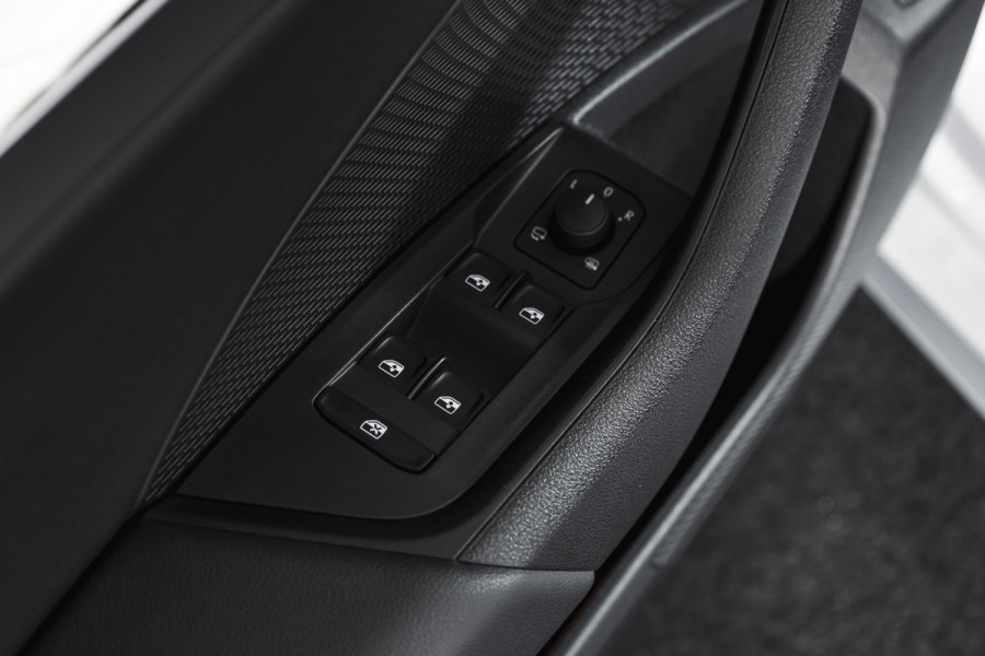 Škoda Octavia Combi 1.4 TSI iV PHEV Business Edition Plus | Org. NL | Afn. Trekhaak | Apple CarPlay | ACC | Navi | Stoel- & Stuurverwarming | PDC V+A | Camera | 18" |