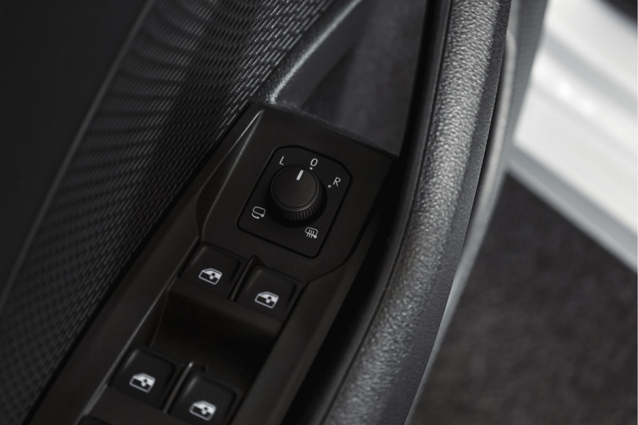 Škoda Octavia Combi 1.4 TSI iV PHEV Business Edition Plus | Org. NL | Afn. Trekhaak | Apple CarPlay | ACC | Navi | Stoel- & Stuurverwarming | PDC V+A | Camera | 18" |