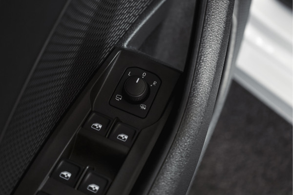 Škoda Octavia Combi 1.4 TSI iV PHEV Business Edition Plus | Org. NL | Afn. Trekhaak | Apple CarPlay | ACC | Navi | Stoel- & Stuurverwarming | PDC V+A | Camera | 18" |