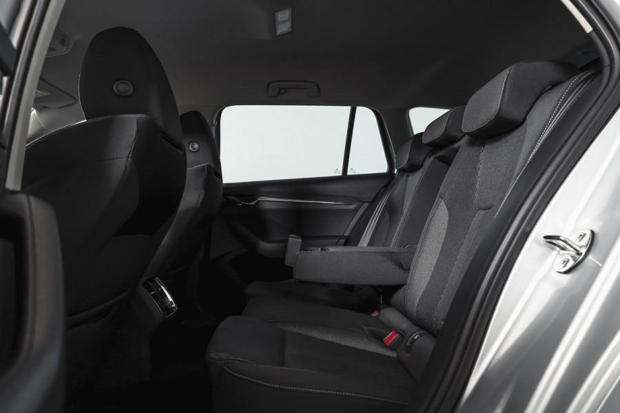 Škoda Octavia Combi 1.4 TSI iV PHEV Business Edition Plus | Org. NL | Afn. Trekhaak | Apple CarPlay | ACC | Navi | Stoel- & Stuurverwarming | PDC V+A | Camera | 18" |