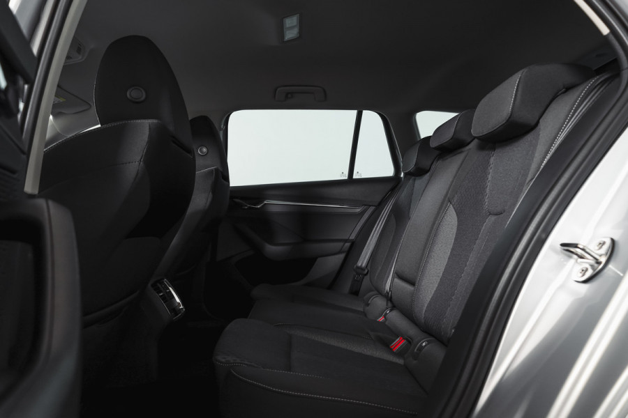 Škoda Octavia Combi 1.4 TSI iV PHEV Business Edition Plus | Org. NL | Afn. Trekhaak | Apple CarPlay | ACC | Navi | Stoel- & Stuurverwarming | PDC V+A | Camera | 18" |