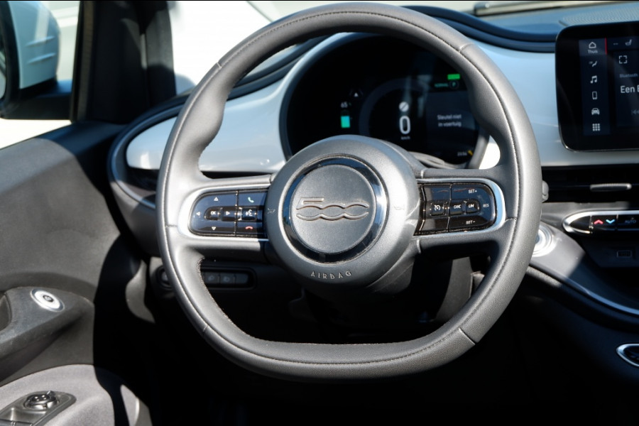 Fiat 500C 42 kWh ICON / INCL 12mnd BOVAG / Apple carplay / Camera / Stoelverwarming