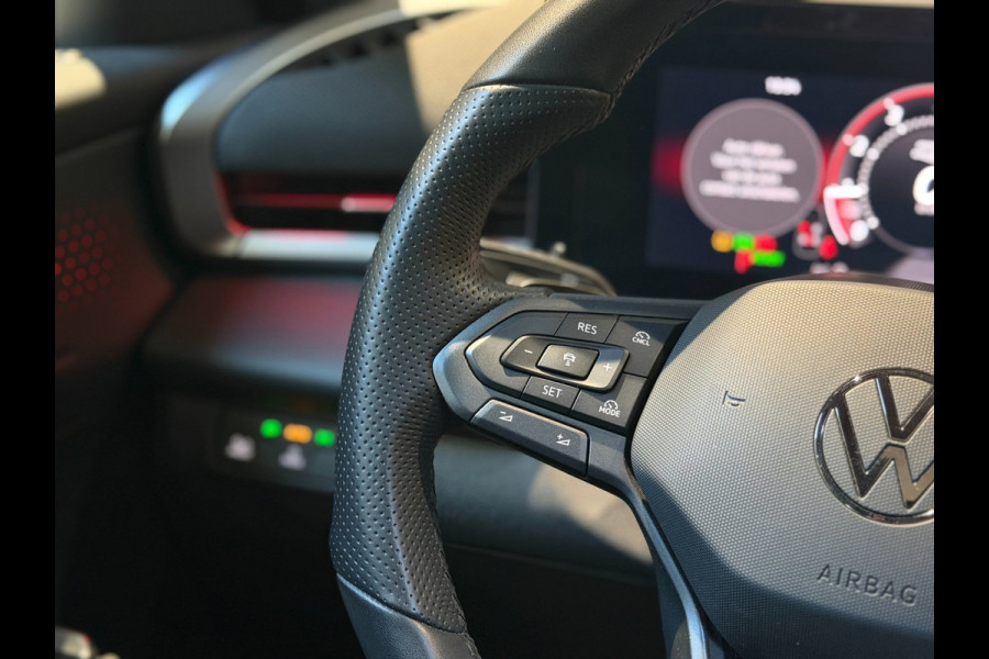 Volkswagen T-Roc 1.5 eTsi R-Line First Edition|Pano|Matrix|Keyless|H&K|HUD|360|