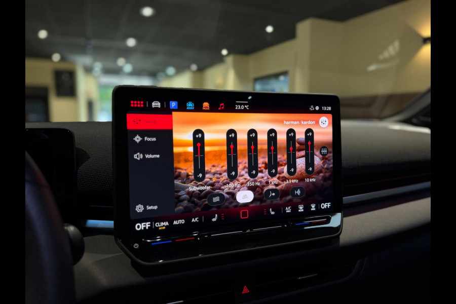 Volkswagen T-Roc 1.5 eTsi R-Line First Edition|Pano|Matrix|Keyless|H&K|HUD|360|