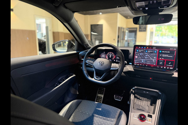 Volkswagen T-Roc 1.5 eTsi R-Line First Edition|Pano|Matrix|Keyless|H&K|HUD|360|