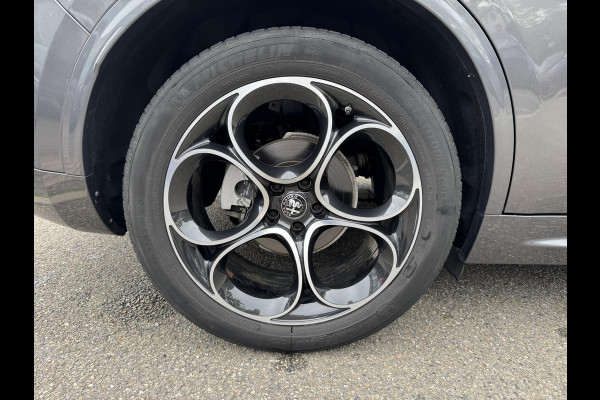 Alfa Romeo Stelvio 2.2 JTD AWD Veloce Automaat | VAN: € 34.900- VOOR: € 32.877,- UW HERFSTVOORDEEL: € 2.023,- | CAMERA| STOEL + STUURVERWARMING + MEMORY| KEY LESS ENTRY | LEDER | ADAPT. CRUISE CONTROL | 12 MND BOVAG GARANTIE