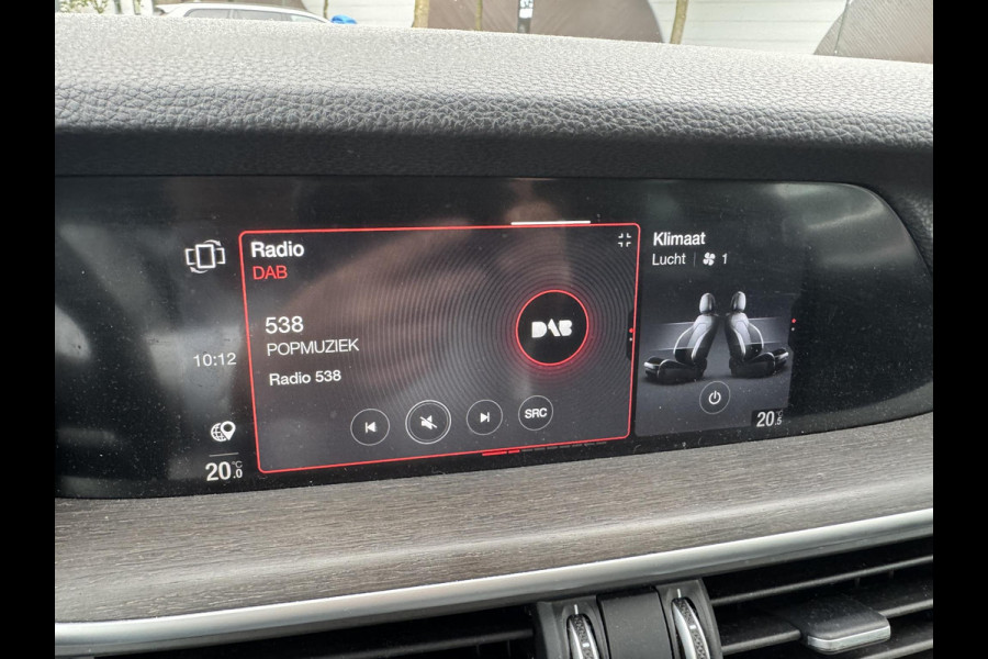 Alfa Romeo Stelvio 2.2 JTD AWD Veloce Automaat | VAN: € 34.900- VOOR: € 32.877,- UW HERFSTVOORDEEL: € 2.023,- | CAMERA| STOEL + STUURVERWARMING + MEMORY| KEY LESS ENTRY | LEDER | ADAPT. CRUISE CONTROL | 12 MND BOVAG GARANTIE