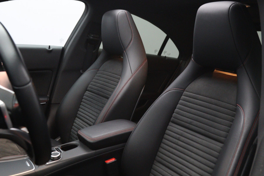 Mercedes-Benz CLA-Klasse 180 Automaat 123 PK AMG-Line Business Solution, Panoramadak, Stoelverwarming, Camera