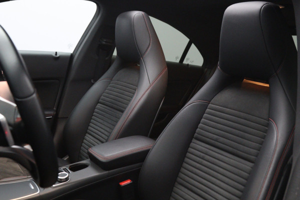 Mercedes-Benz CLA-Klasse 180 Automaat 123 PK AMG-Line Business Solution, Panoramadak, Stoelverwarming, Camera