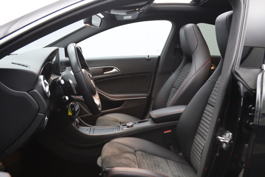 Mercedes-Benz CLA-Klasse 180 Automaat 123 PK AMG-Line Business Solution, Panoramadak, Stoelverwarming, Camera