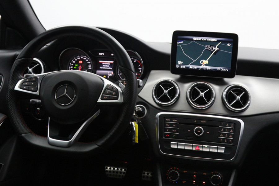 Mercedes-Benz CLA-Klasse 180 Automaat 123 PK AMG-Line Business Solution, Panoramadak, Stoelverwarming, Camera